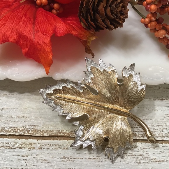 🌾[2/$28.00]🌾 Sarah Coventry Maple Leaf Pin - Picture 2 of 5